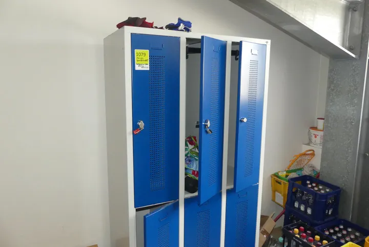 Spind, ohne Inhalt Maße in cm ca.: 90 x 50 x 185 | Verschlossen